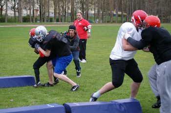 Runningback Jenny schließt Bekanntschaft mit der Defense unter den wachsamen Augen von Coach Hendrik.