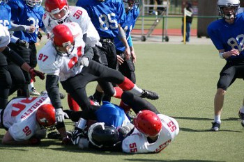 Defense der Varlets stoppt den Ballträger der Dragons